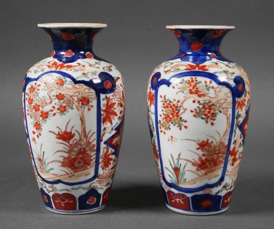 JAPANESE PAIR IMARI VASESTwo Japanese 364462