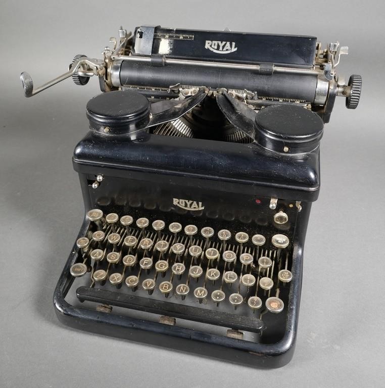 VINTAGE 1930'S ROYAL MANUAL TYPEWRITERRoyal