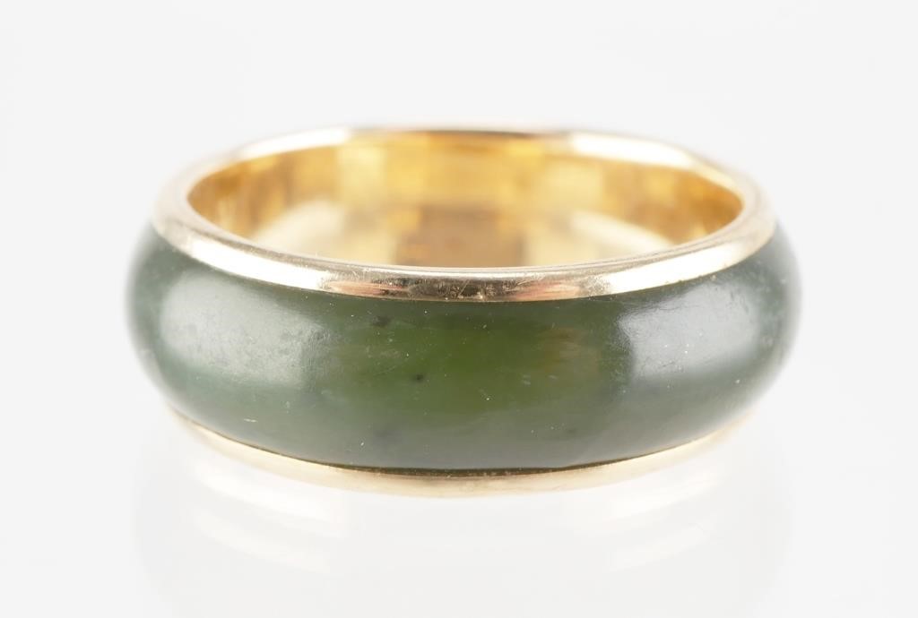 14K GOLD AND JADE RING14k yellow gold