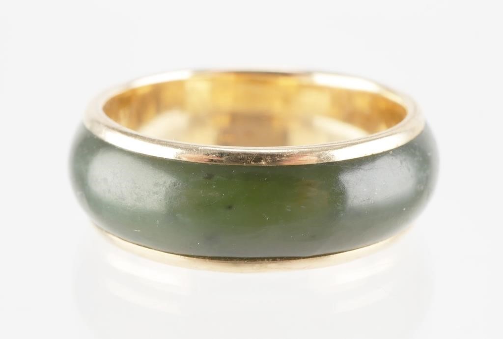 14K GOLD AND JADE RING14k yellow