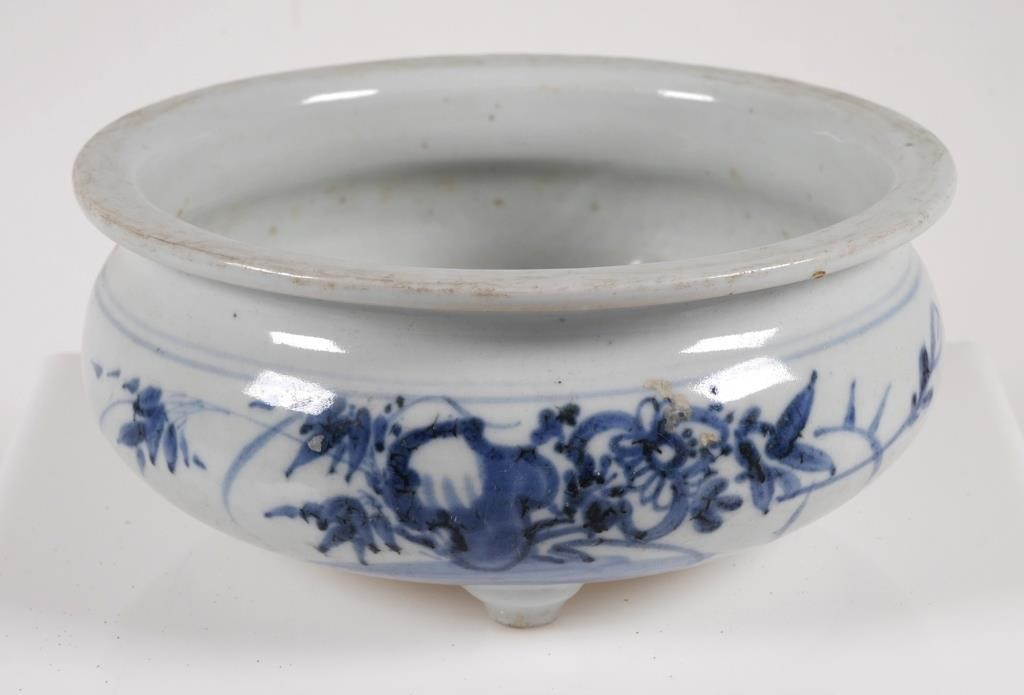 19C CHINESE BLUE WHITE 3-FOOTED