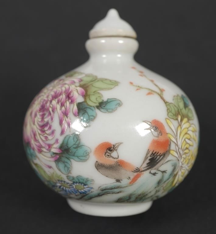 CHINESE PAINTED CERAMIC SNUFF BOTTLEThis