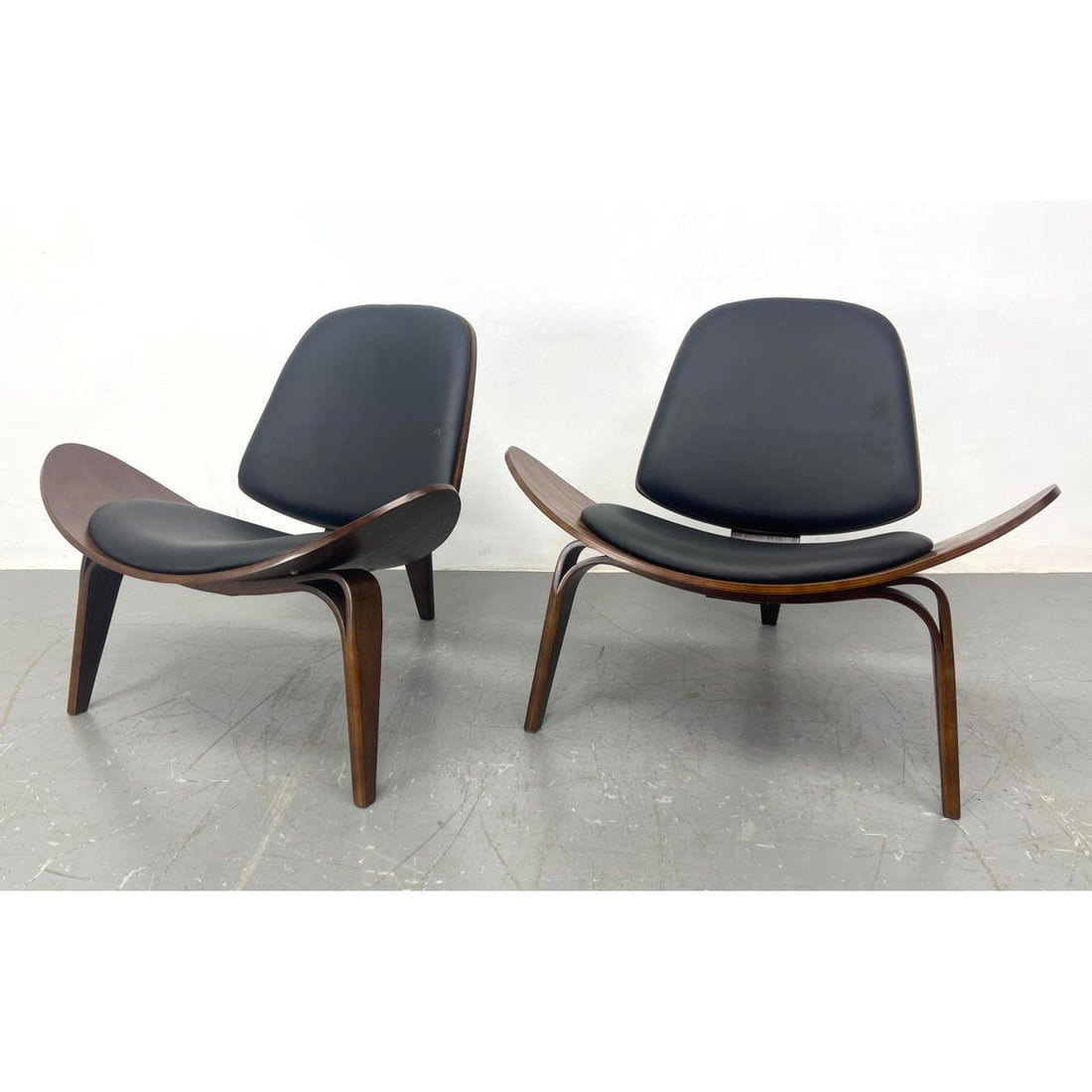 Pair contemporary Wegner style 362d9f