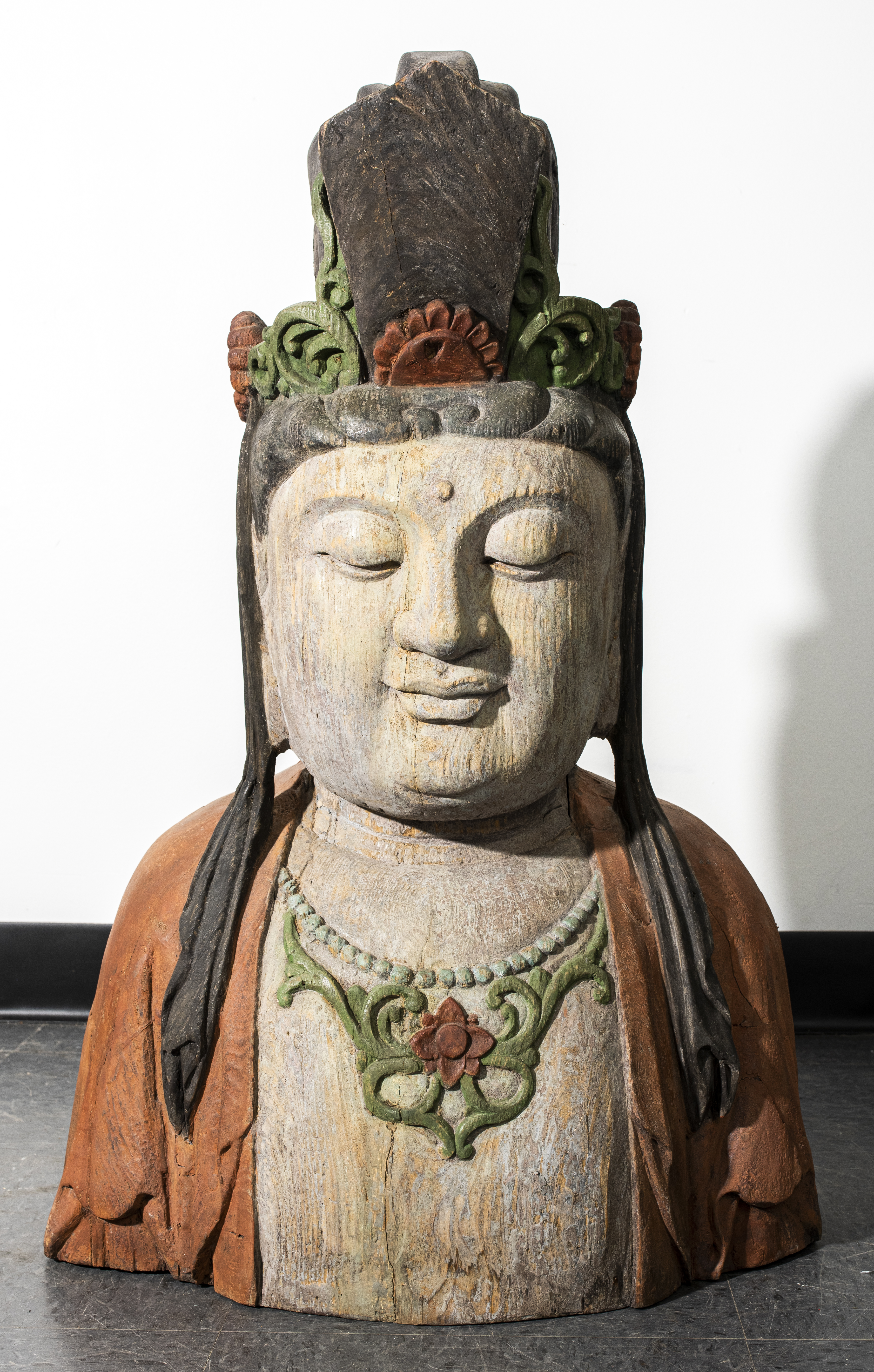 CHINESE CARVED POLYCHROME GUANYIN 36369e