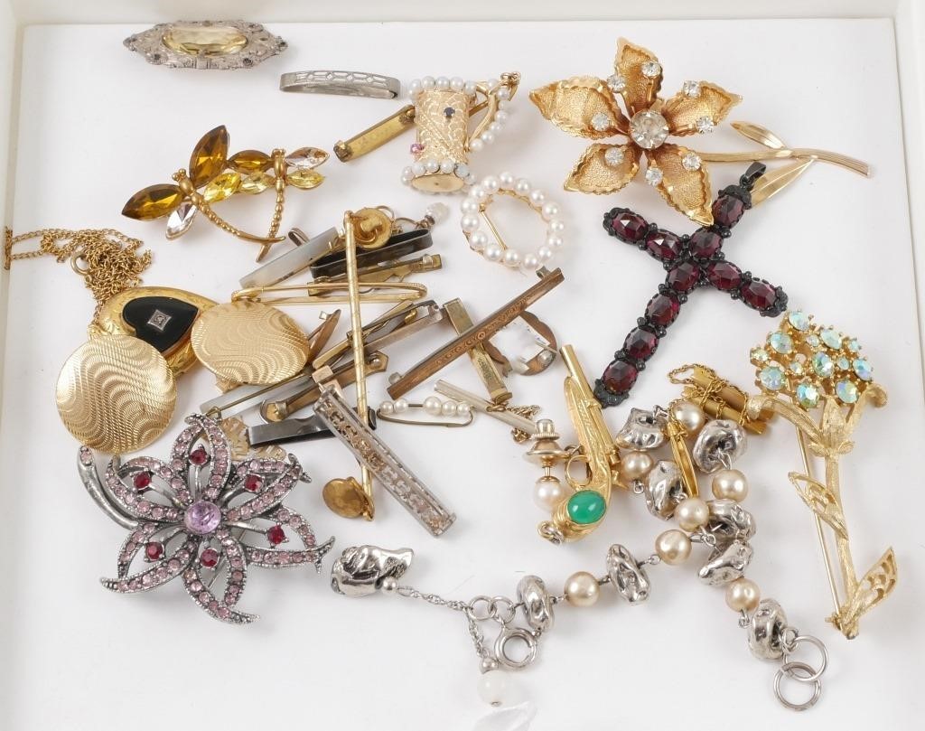 TRAY LOT VINTAGE COSTUME JEWELRY