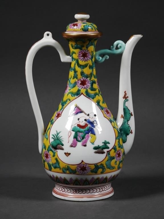 CHINESE FAMILLE JAUNE COVERED TEAPOTPorcelain 366416