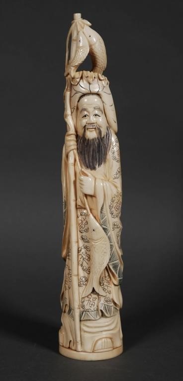 CHINESE CARVED IVORY STATUE OF A MAN,