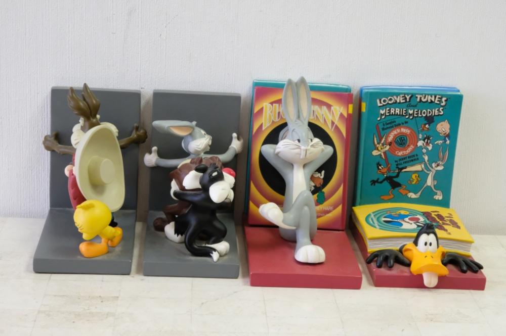 TWO PAIRS LOONEY TUNES CHARACTERS 3666dd