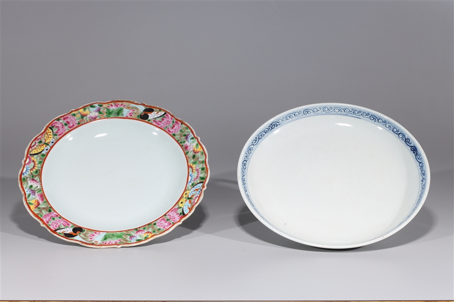 Group of three Chinese porcelain