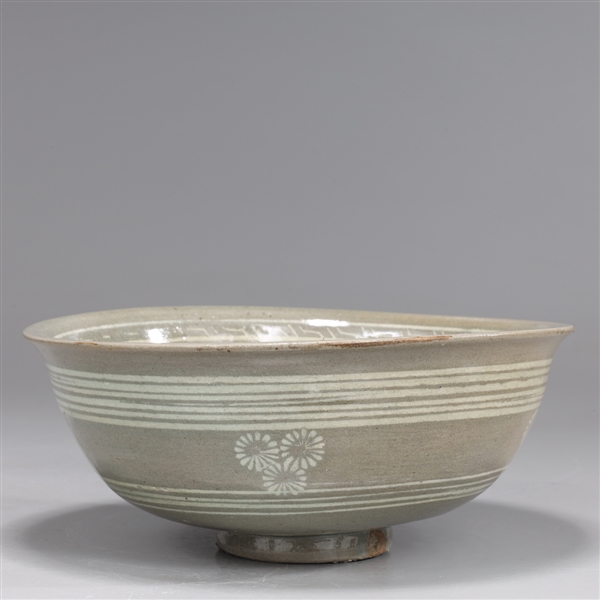 Korean inlaid celadon glazed bowl  366a67