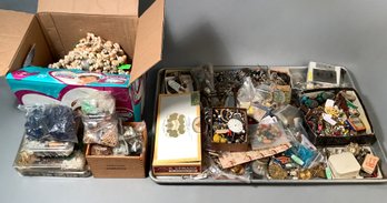 A large lot of costume jewelry 366e32