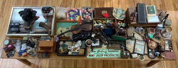 A table lot of vintage lot of collectibles  366e7a