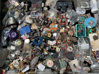 A very large group of vintage collectibles,