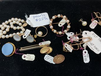 An assorted antique gold jewelry  366f84
