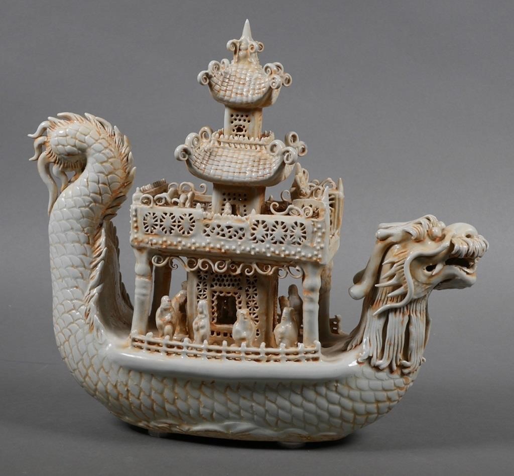 CHINESE PORCELAIN DRAGON BOAT WITH 36537f