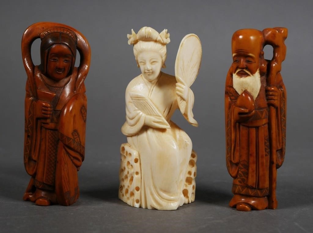 THREE CHINESE IVORY FIGURAL CARVINGSThree 365b4b