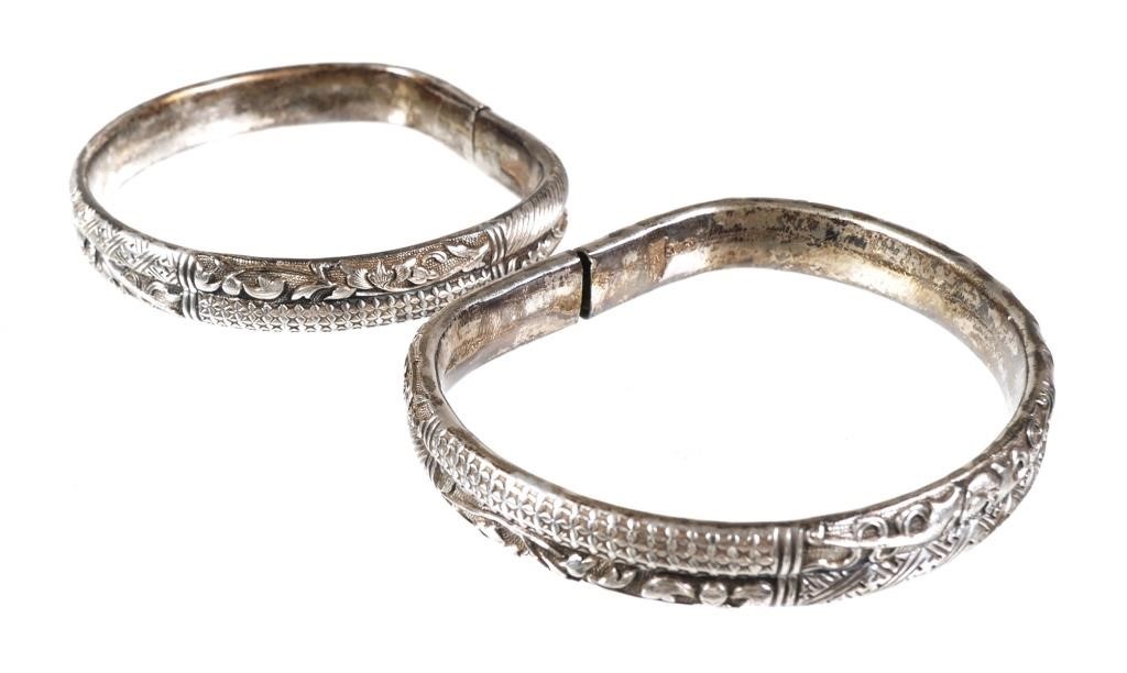 PAIR ANTIQUE CHINESE SILVER BANGLE 365e47