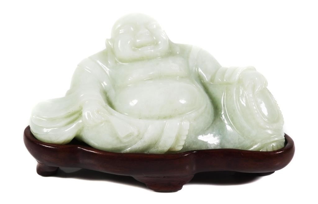 CHINESE CARVED JADE BUDDHA STATUEFinely