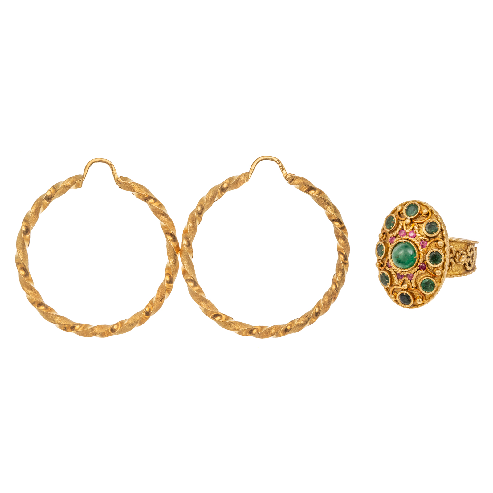 A PAIR OF HOOPS EMERALD RING 369561