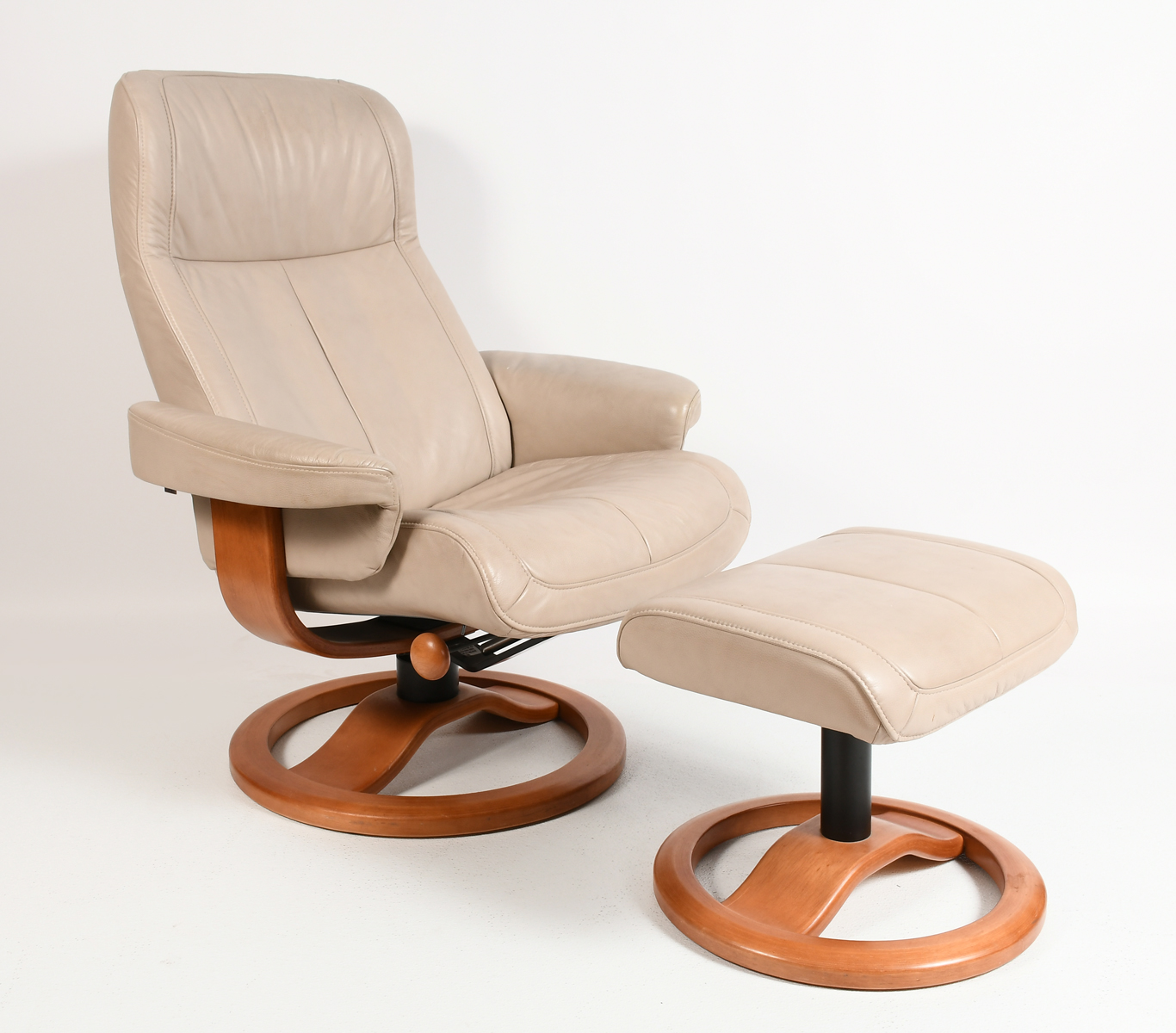 LEATHER CHAIR & OTTOMAN: Hjellegjerde