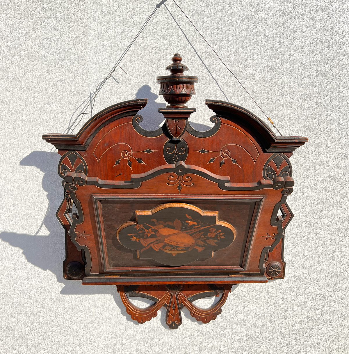 VICTORIAN WALL MOUNT MAGAZINE RACK: