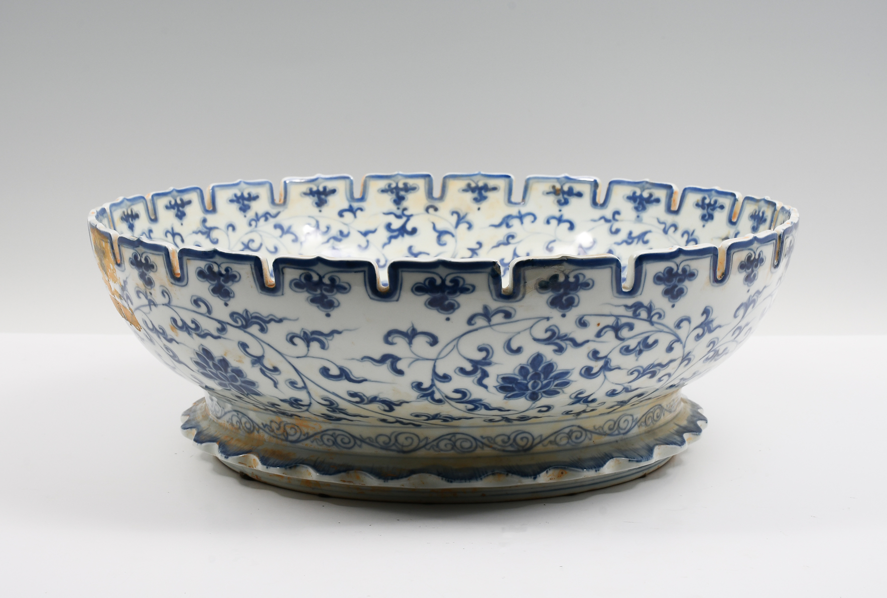 LARGE CHINESE BLUE & WHITE PORCELAIN