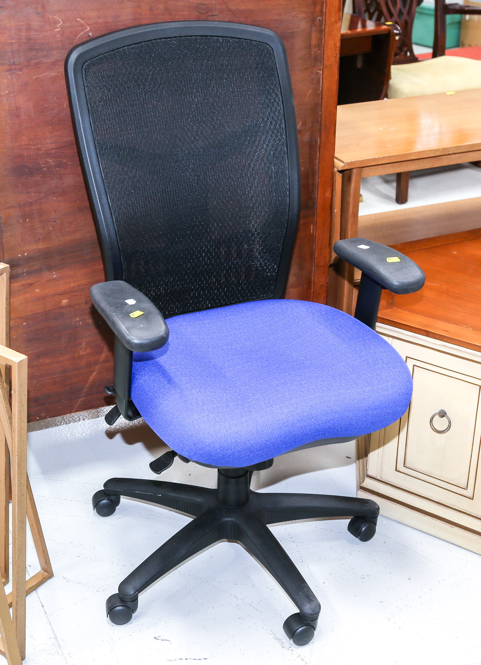 CONTEMPORARY OFFICE CHAIR .