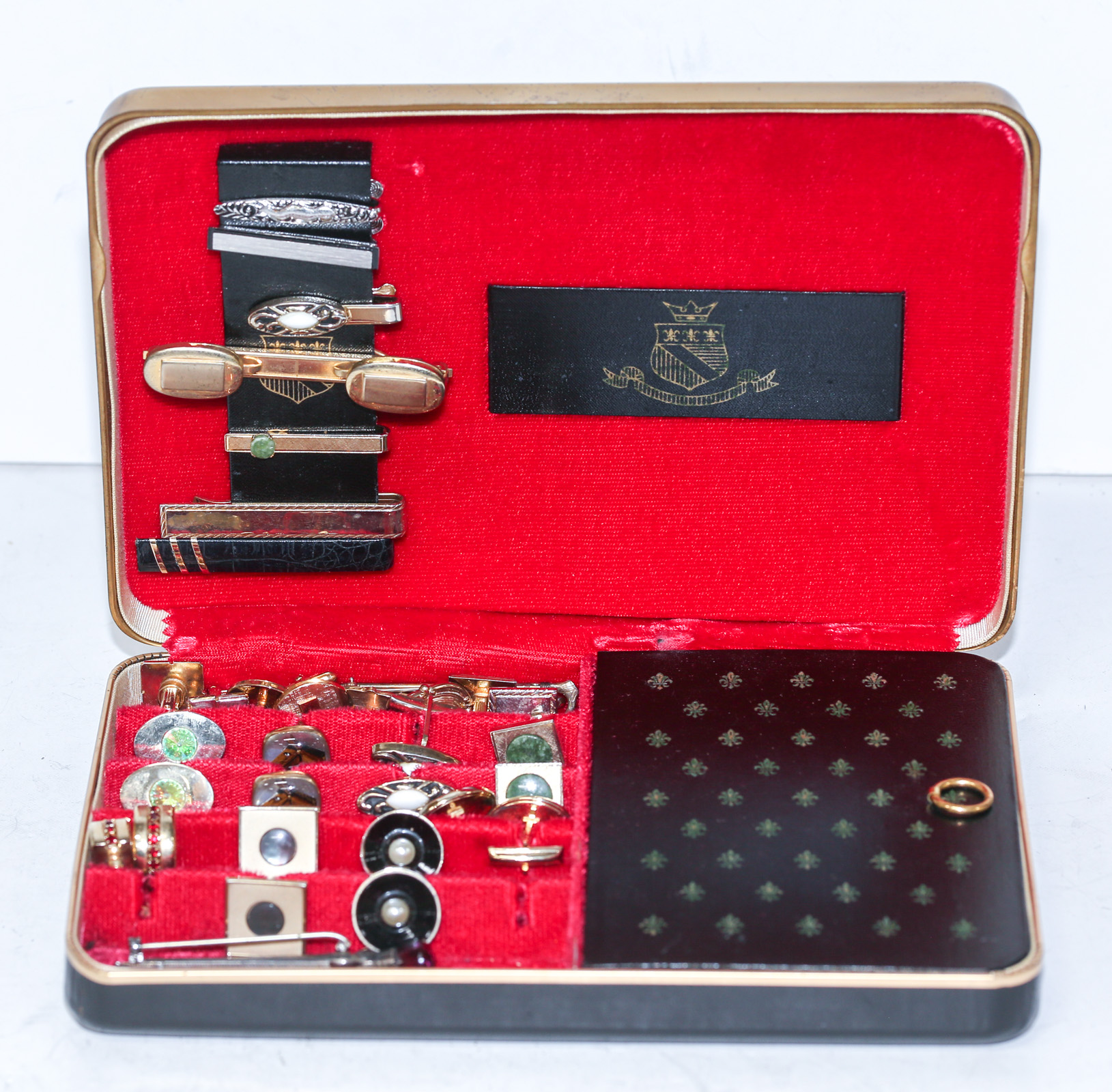 A JEWELRY BOX FILLED WITH CUFFLINKS 369c11