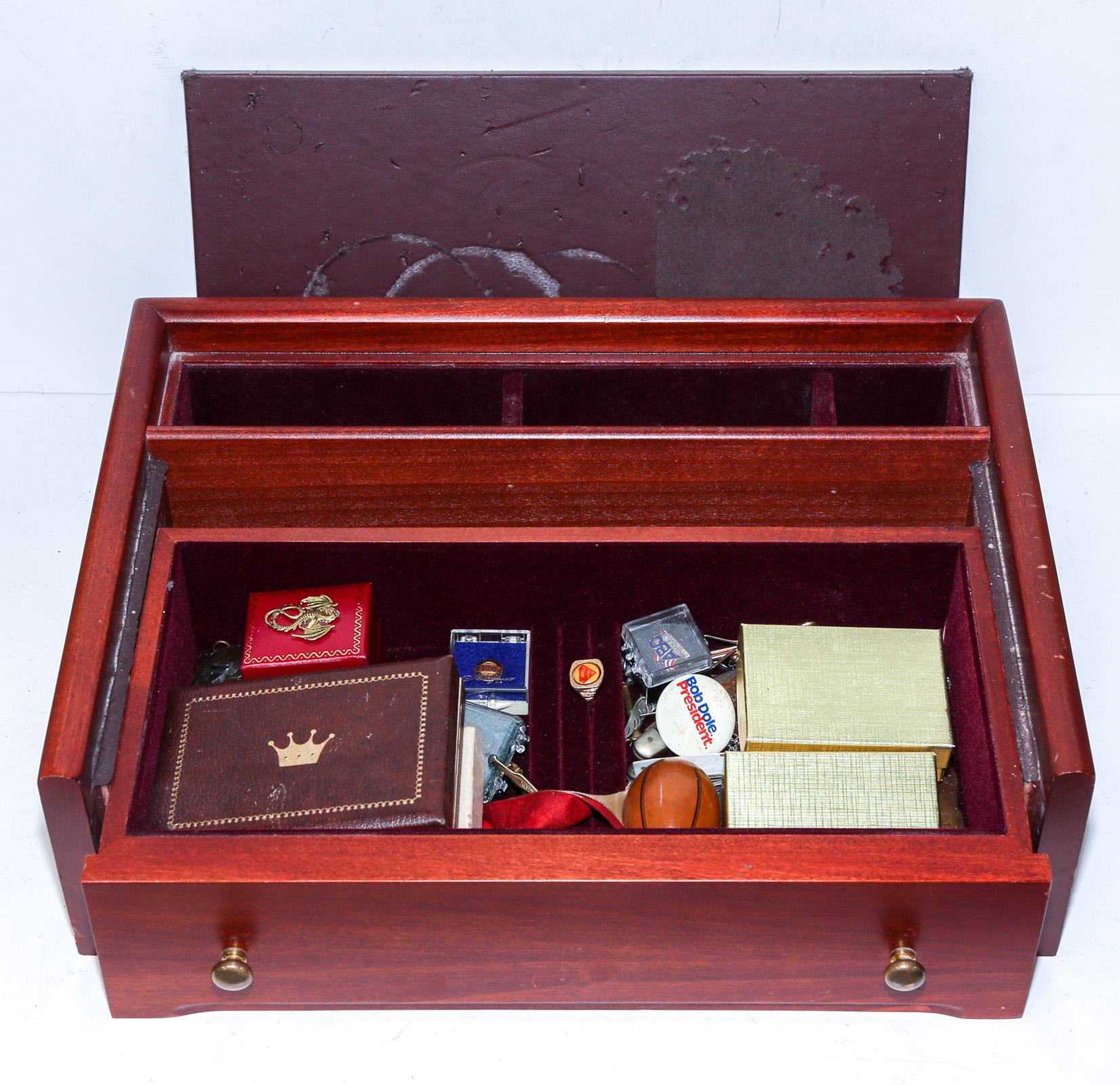 A WOODEN BOX OF ASSORTED ITEMS 369c13