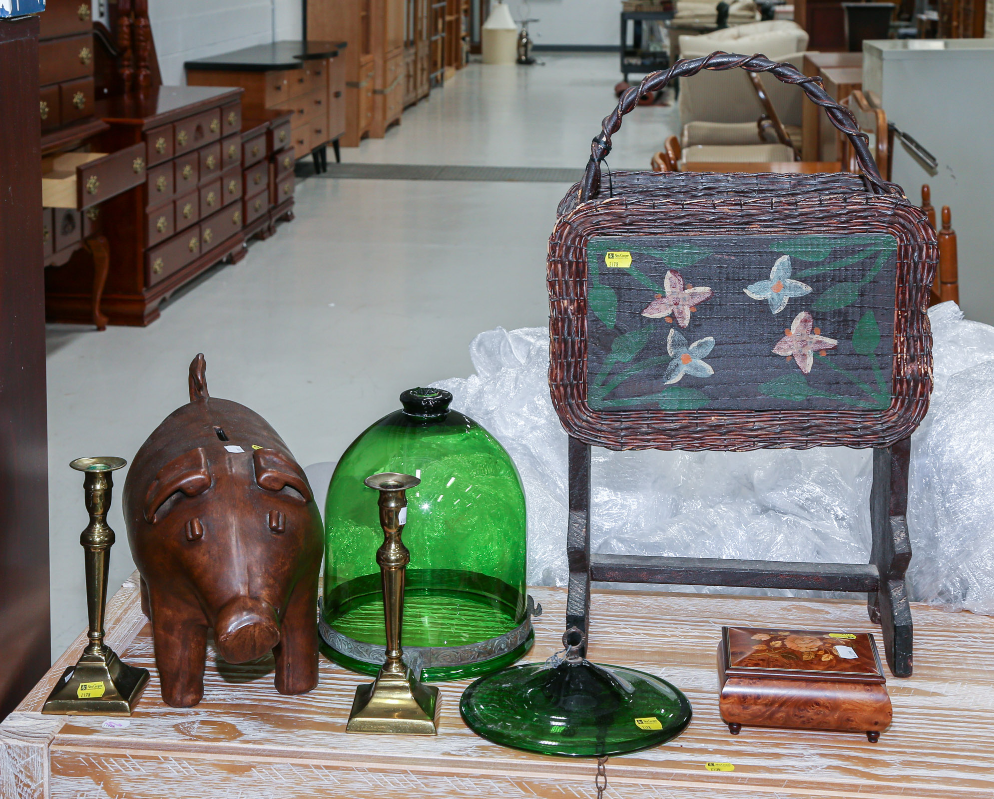 ASSORTED DECORATIVE ITEMS Including 369c15