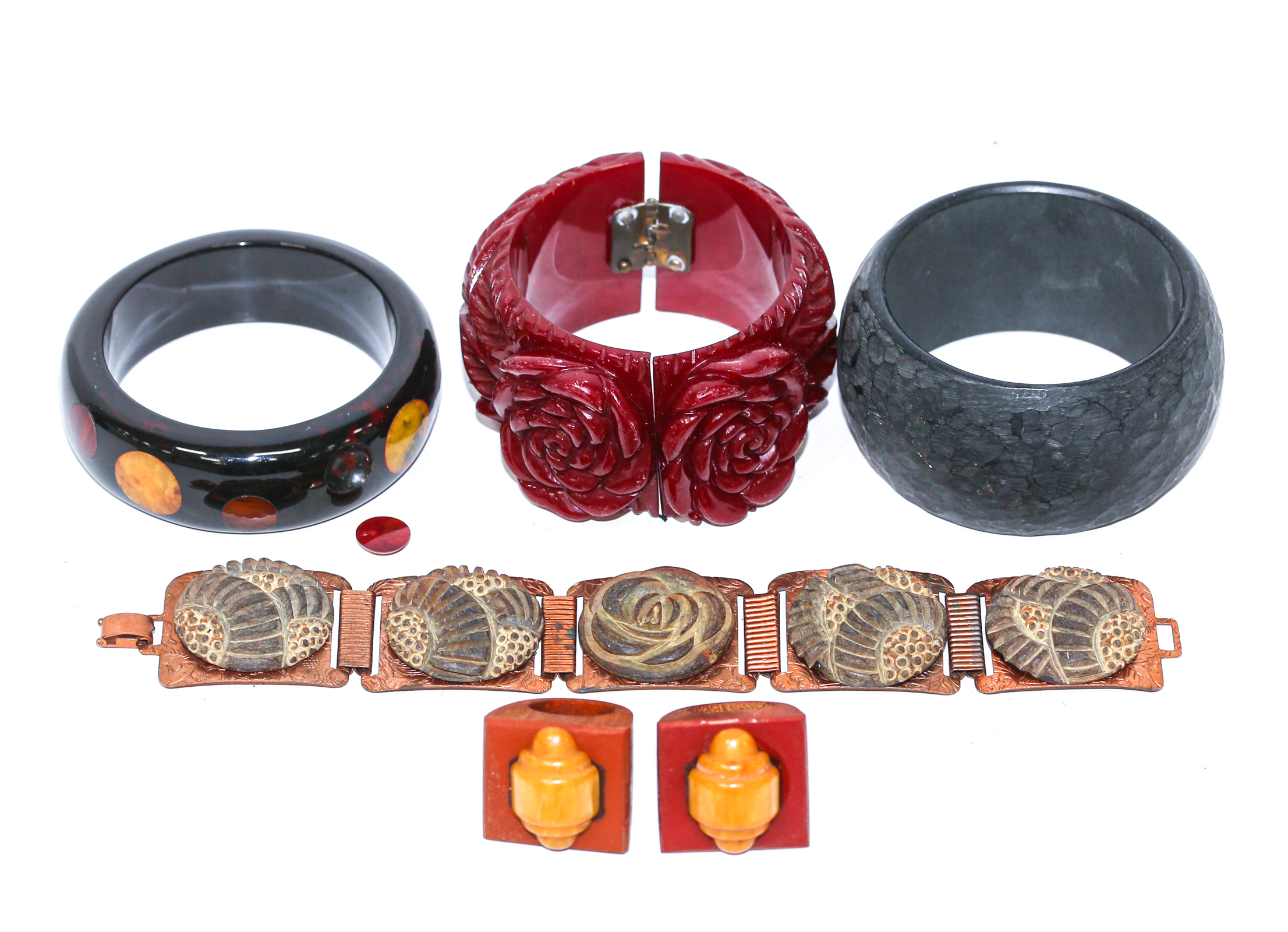 A COLLECTION OF VINTAGE & BAKELITE JEWELRY