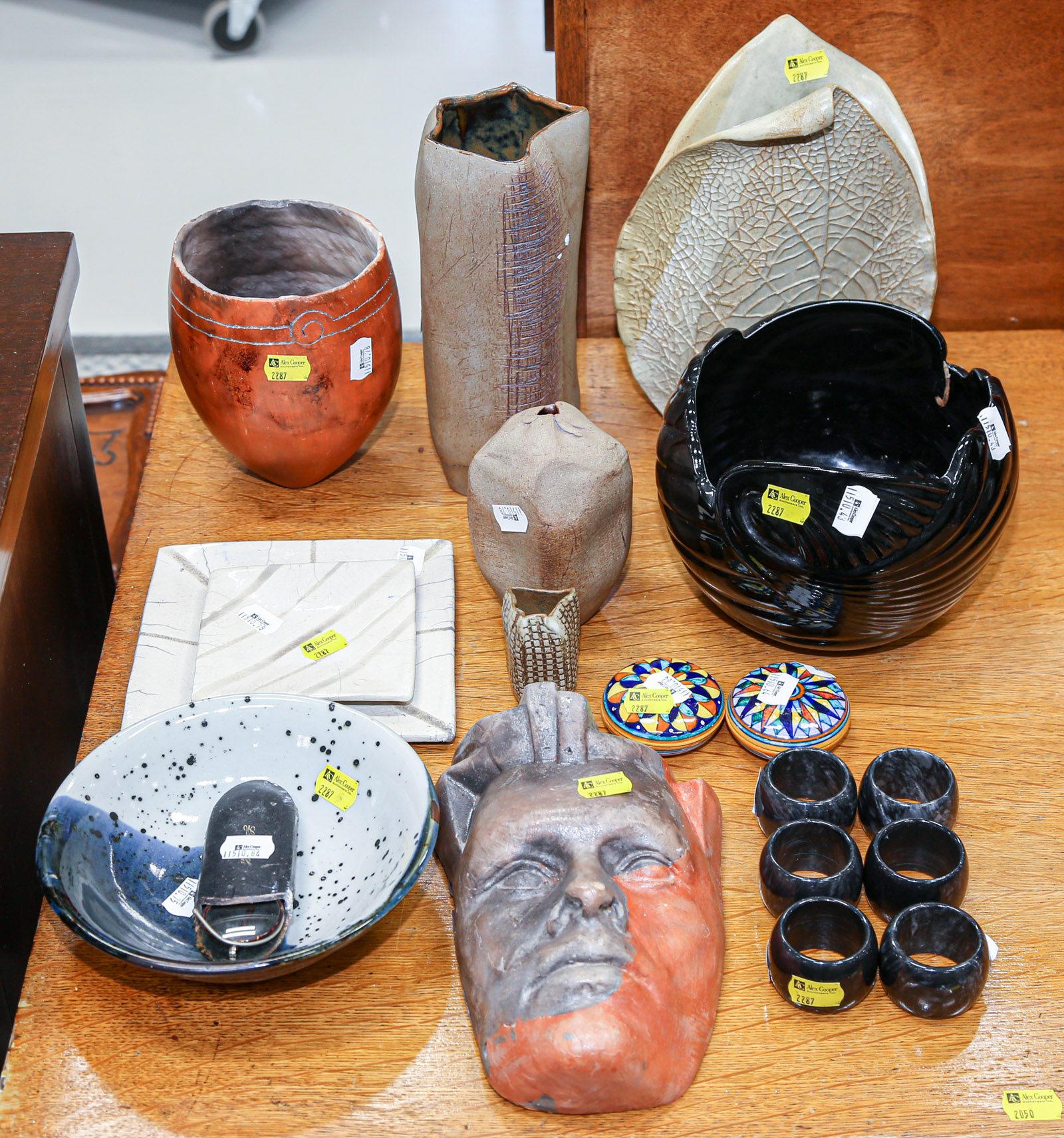 ASSORTED ART POTTERY COLLECTIBLES 369c7b