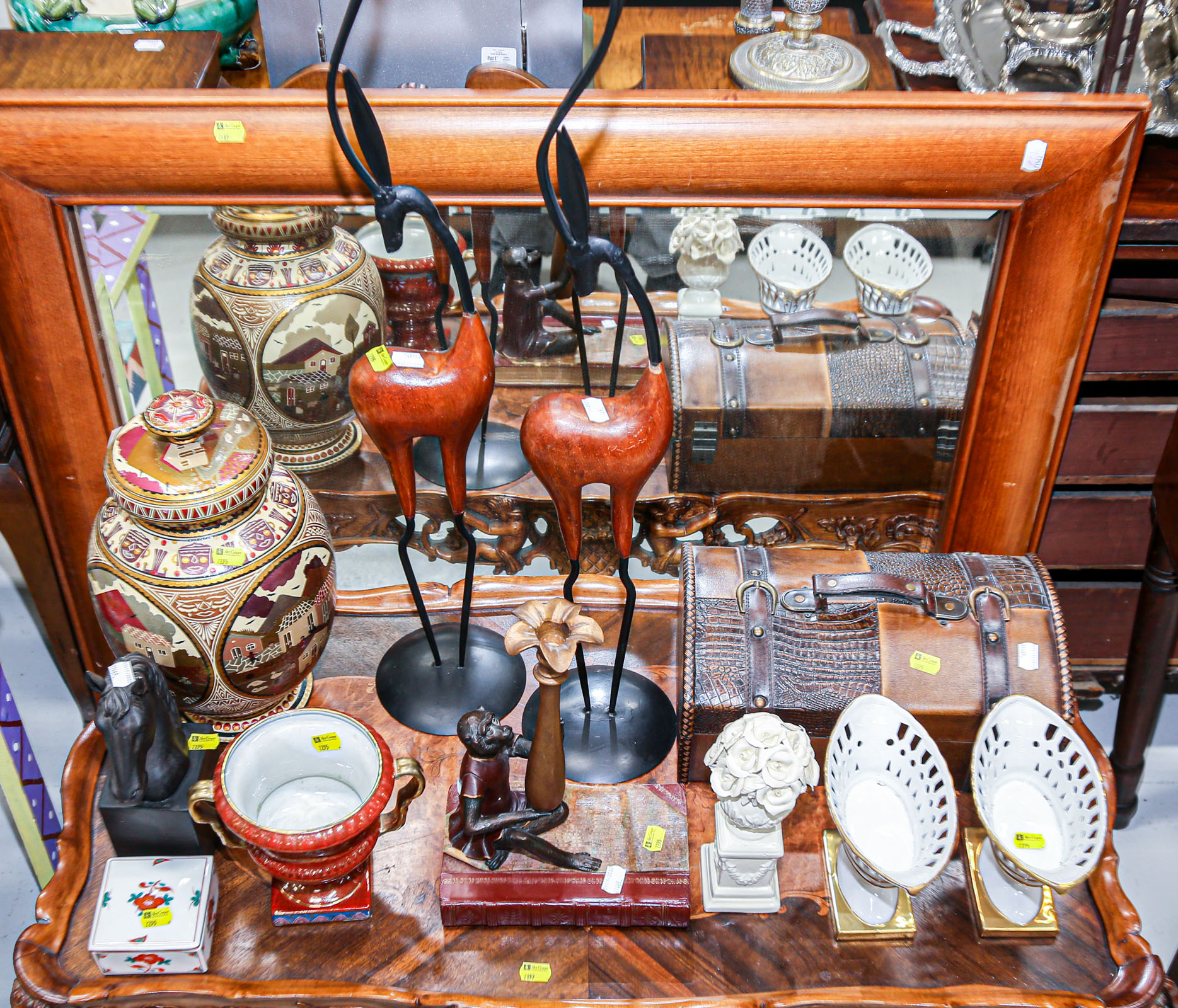 ASSORTMENT OF DECORATIVE ITEMS