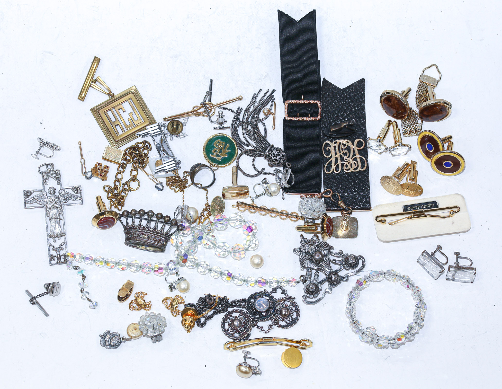 A COLLECTION OF COSTUME JEWELRY