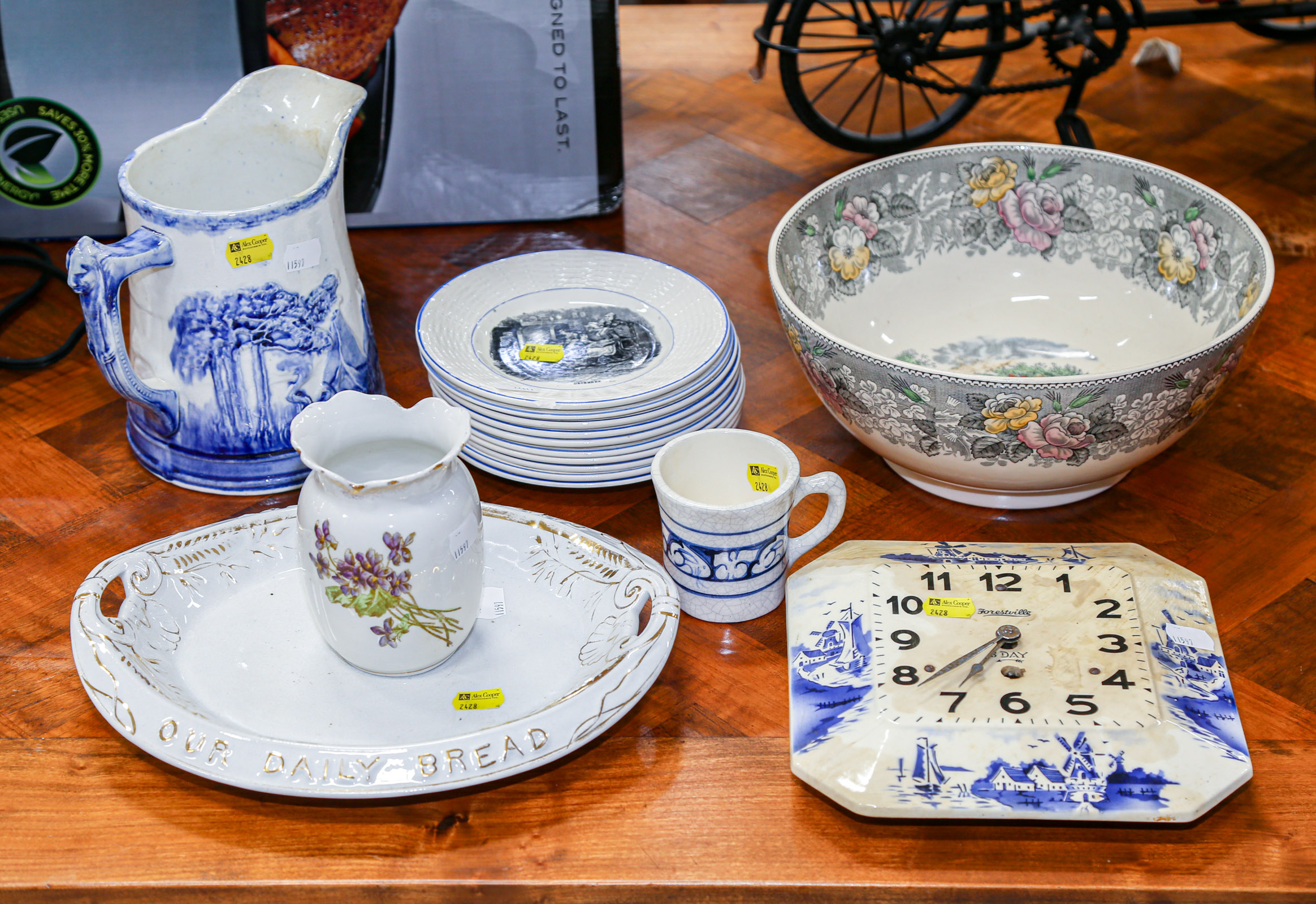 ASSORTED PORCELAIN COLLECTIBLES