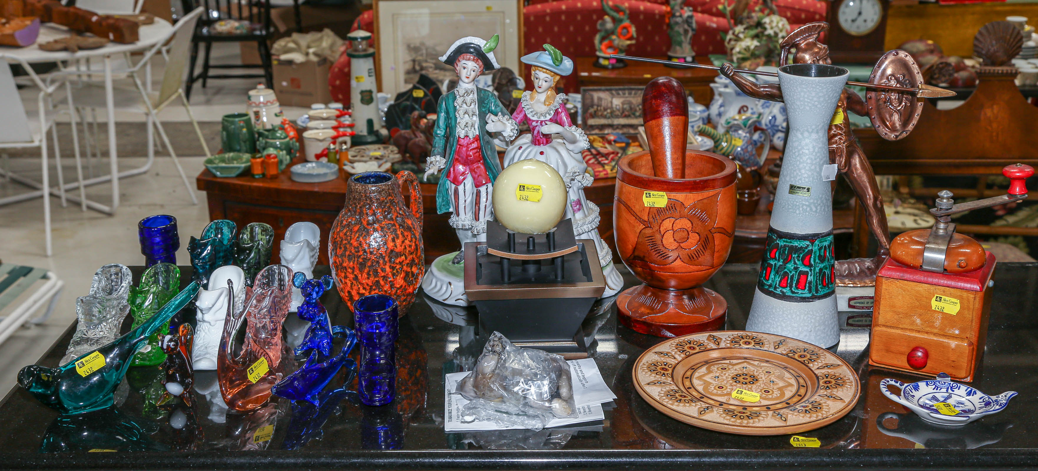 ASSORTED DECORATIONS COLLECTIBLES 369d05