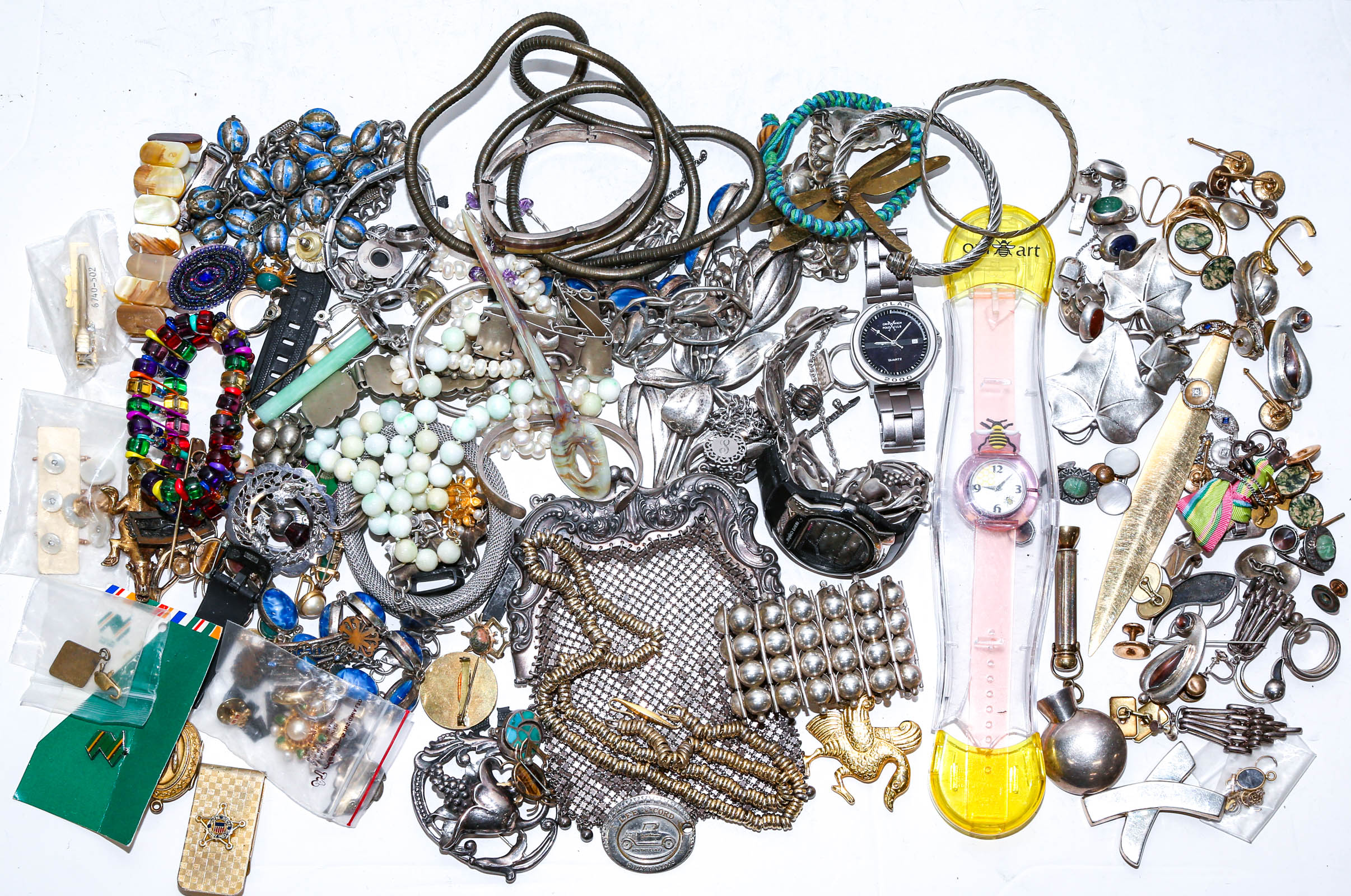 A LARGE COLLECTION OF VINTAGE JEWELRY