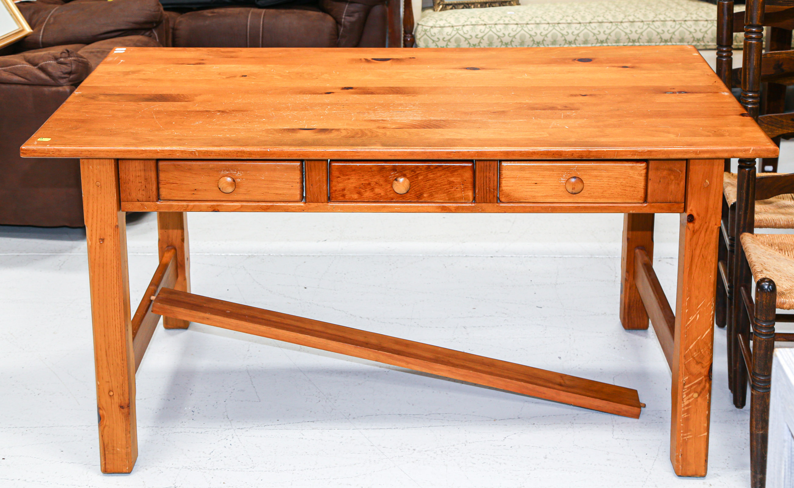 PINE WRITING TABLE Late 20th century  369d40