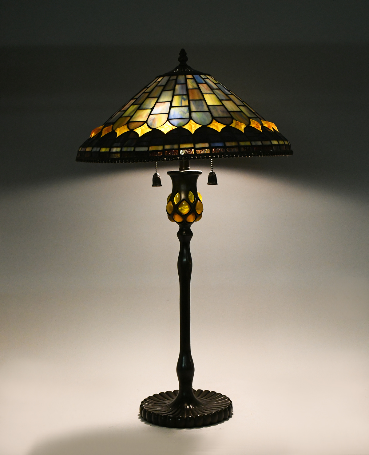 QUOIZEL STAINED GLASS TABLE LAMP: