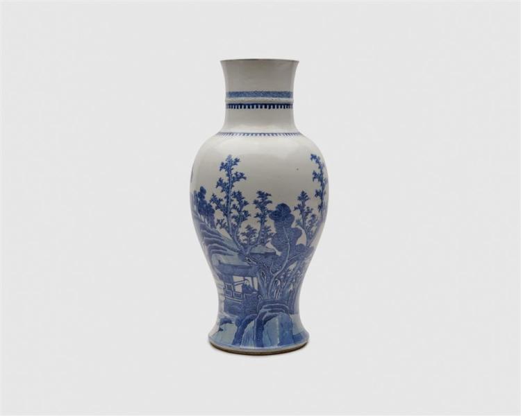 CHINESE BLUE AND WHITE VASE WITH 36812e