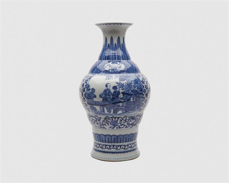 CHINESE BLUE AND WHITE VASEChinese