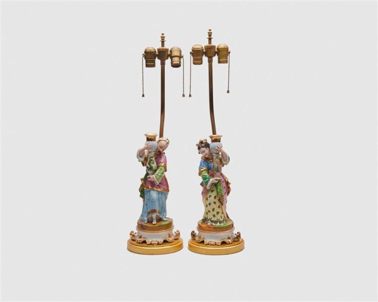 PAIR OF ENGLISH PORCELAIN CHINOISERIE 368200