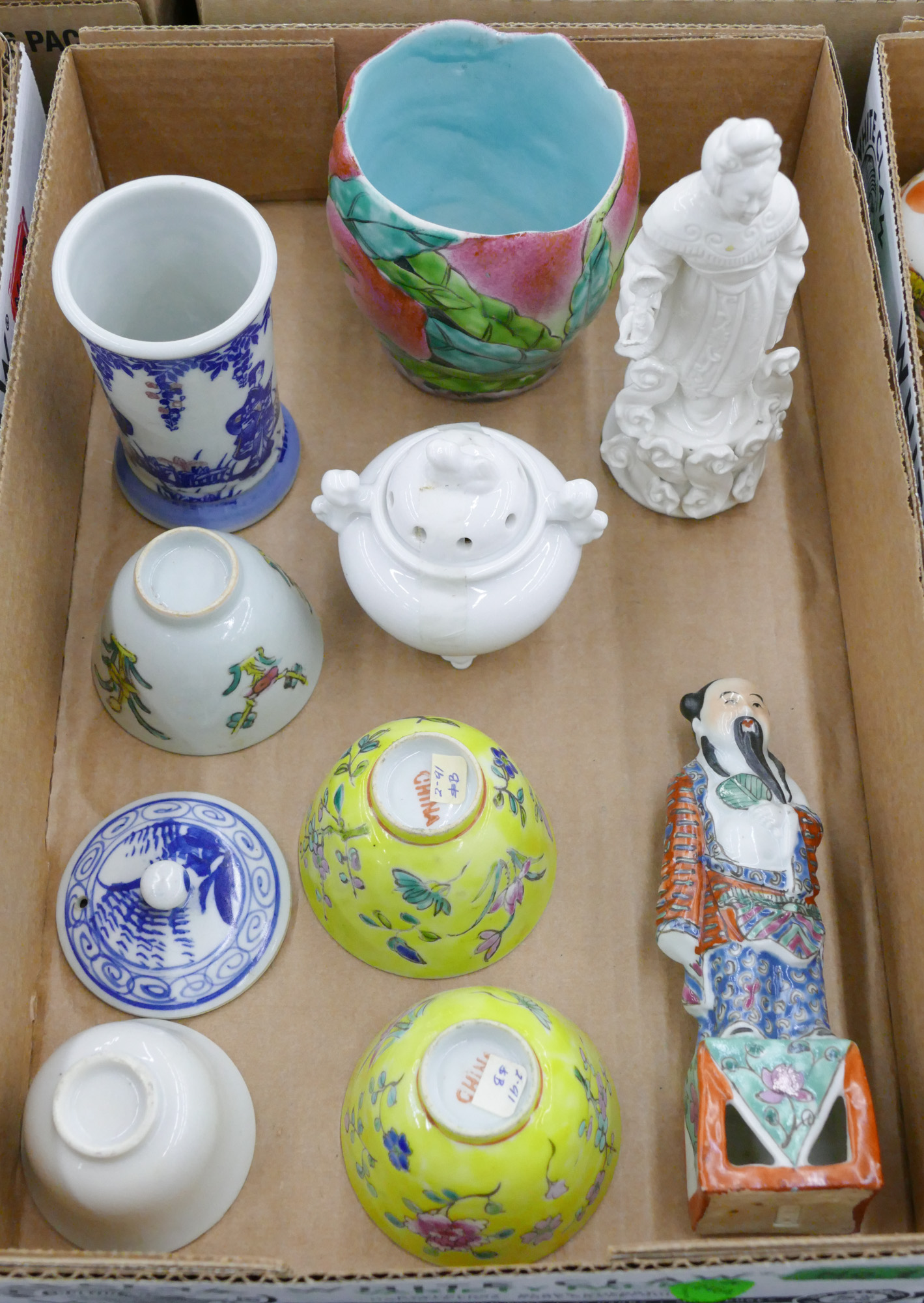 Box Old Chinese Porcelain Cups