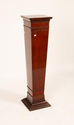 An Edwardian mahogany tapered pedestal 36b024