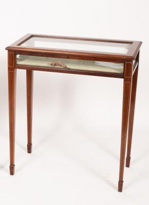 A mahogany bijouterie table satinwood 36b054