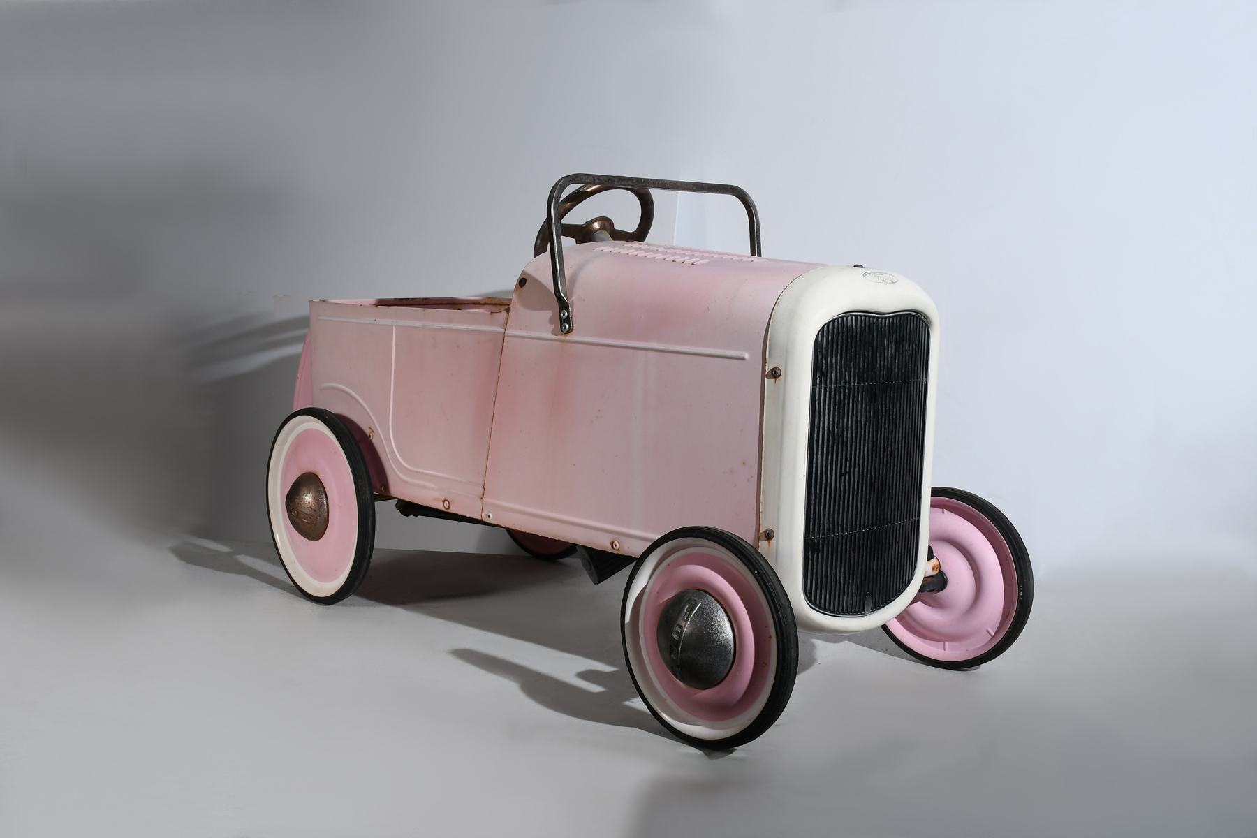 PINK 1932 STYLE FORD DEUCE ROADSTER 36b07a