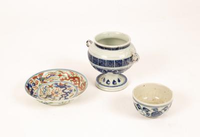 Three Chinese porcelain items,