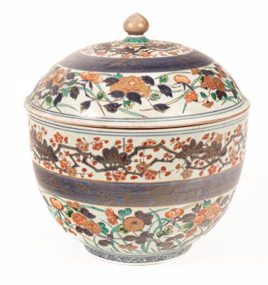 A large Japanese Imari potiche and cover,