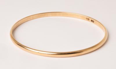 A 9ct gold bangle plain form  36b315