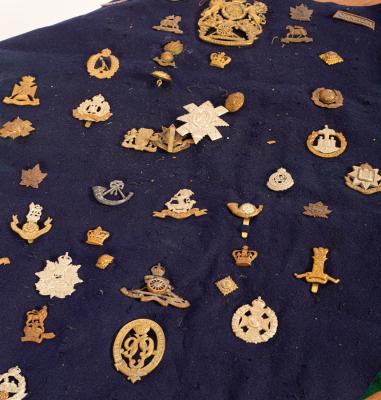 Assorted military cap badges, to